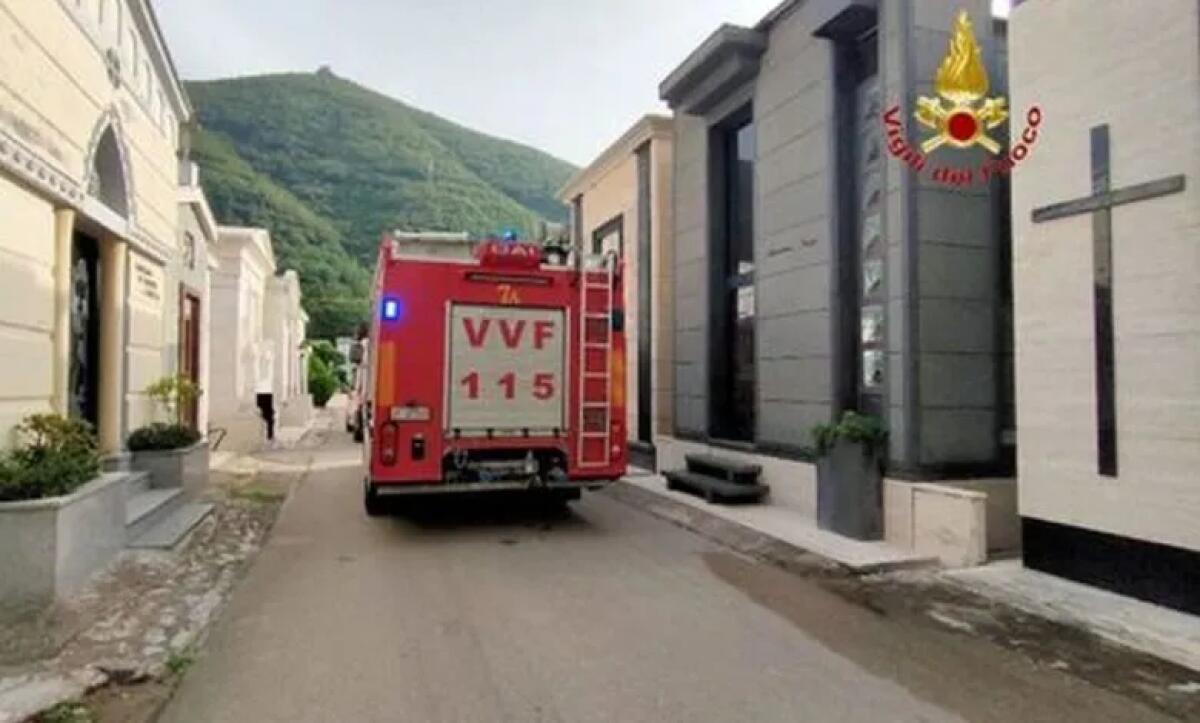 Cade in un loculo vuoto, 50enne si frattura una gamba - 
