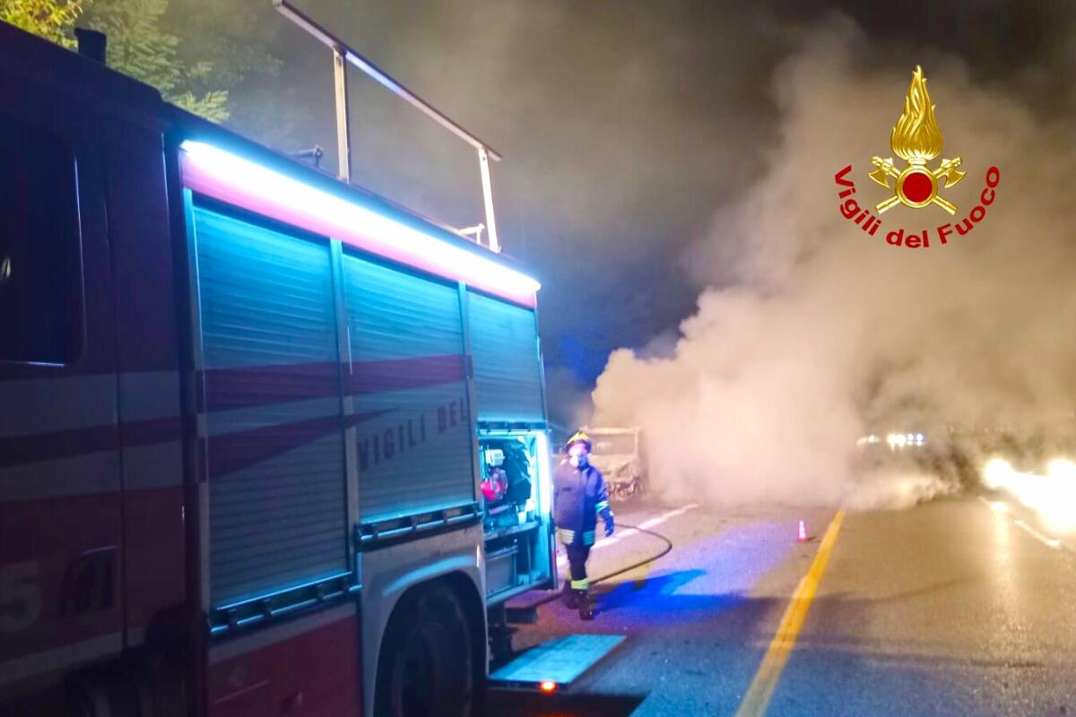 Furgone in transito in fiamme sull'A16 - 
