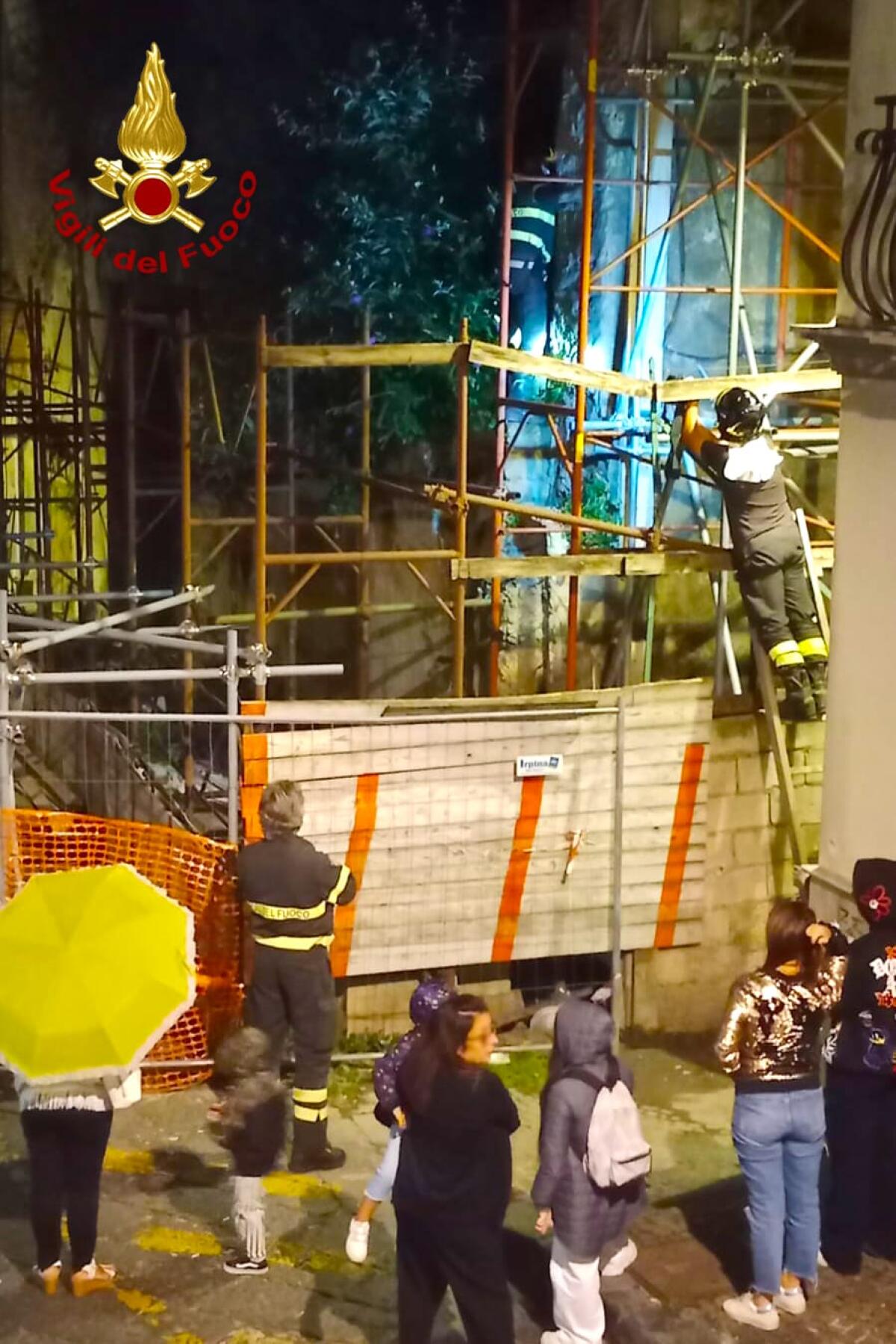 Cane cade in una buca profonda 6 meri, salvato dai Vigili del fuoco - 