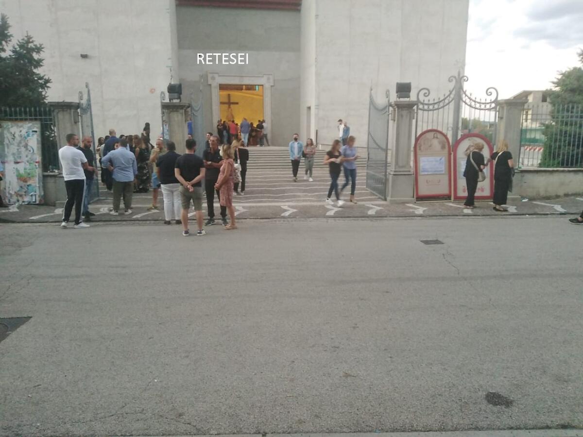 Cervinara.  Domani sarà Arcivescovo Accrocca a celebrare il rito funebre per Alessandra e Roberta - 