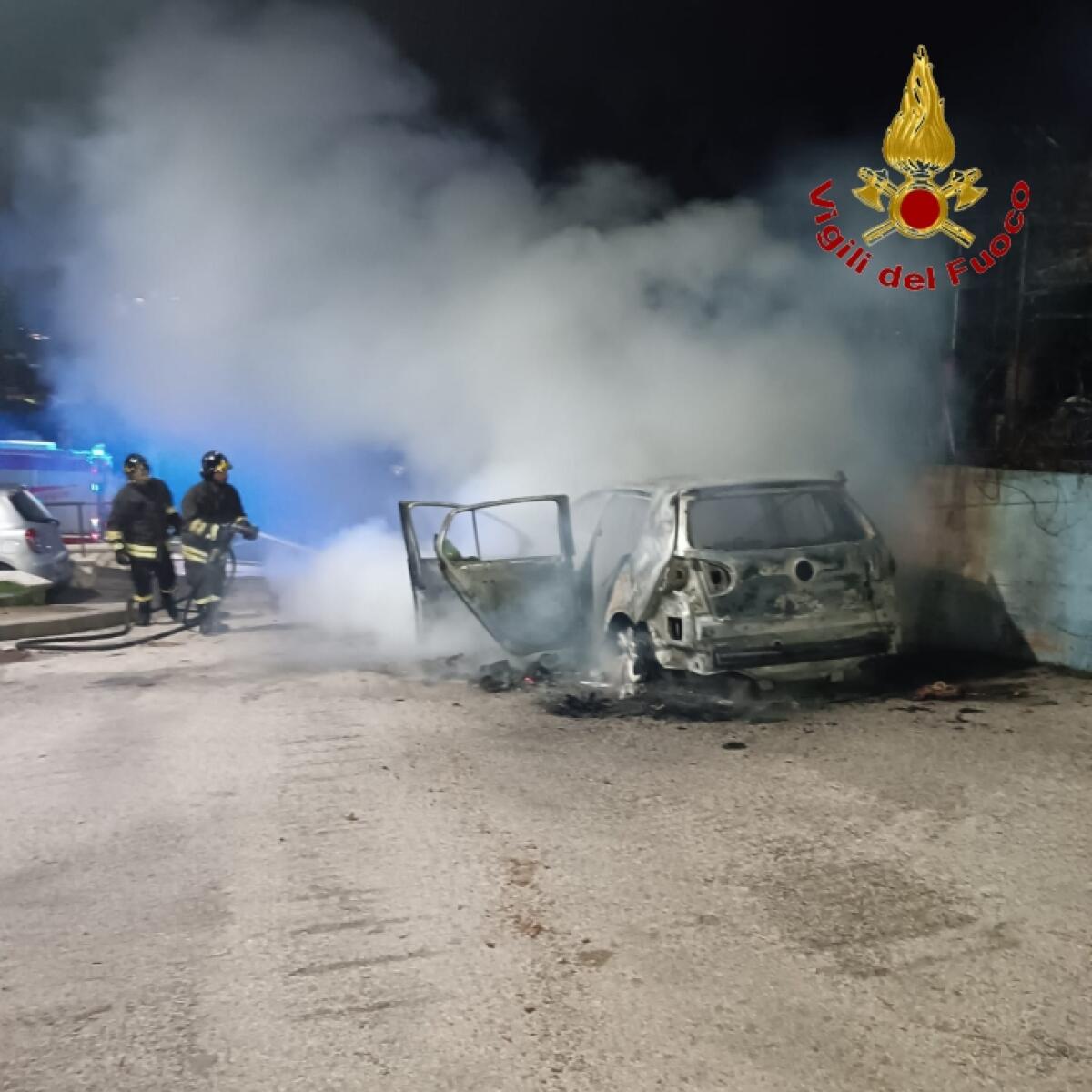 Incendio di un'autovettura in sosta a Montoro - 