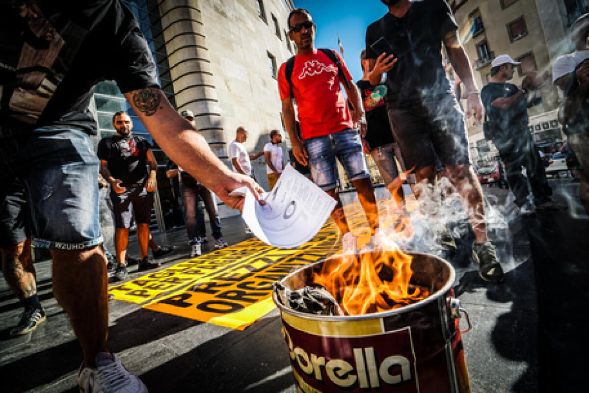 Disoccupati bruciano fatture gas e luce - 