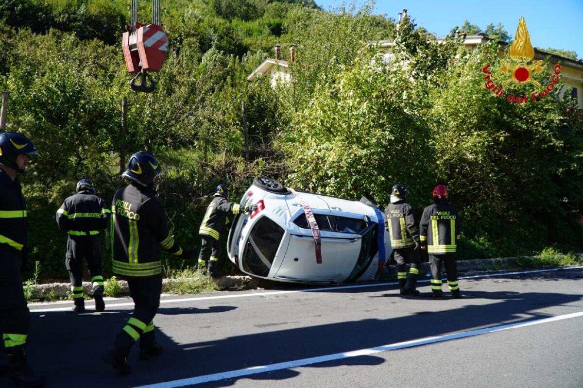 Auto si ribalta e finisce in una cunetta, ferite due persone - 
