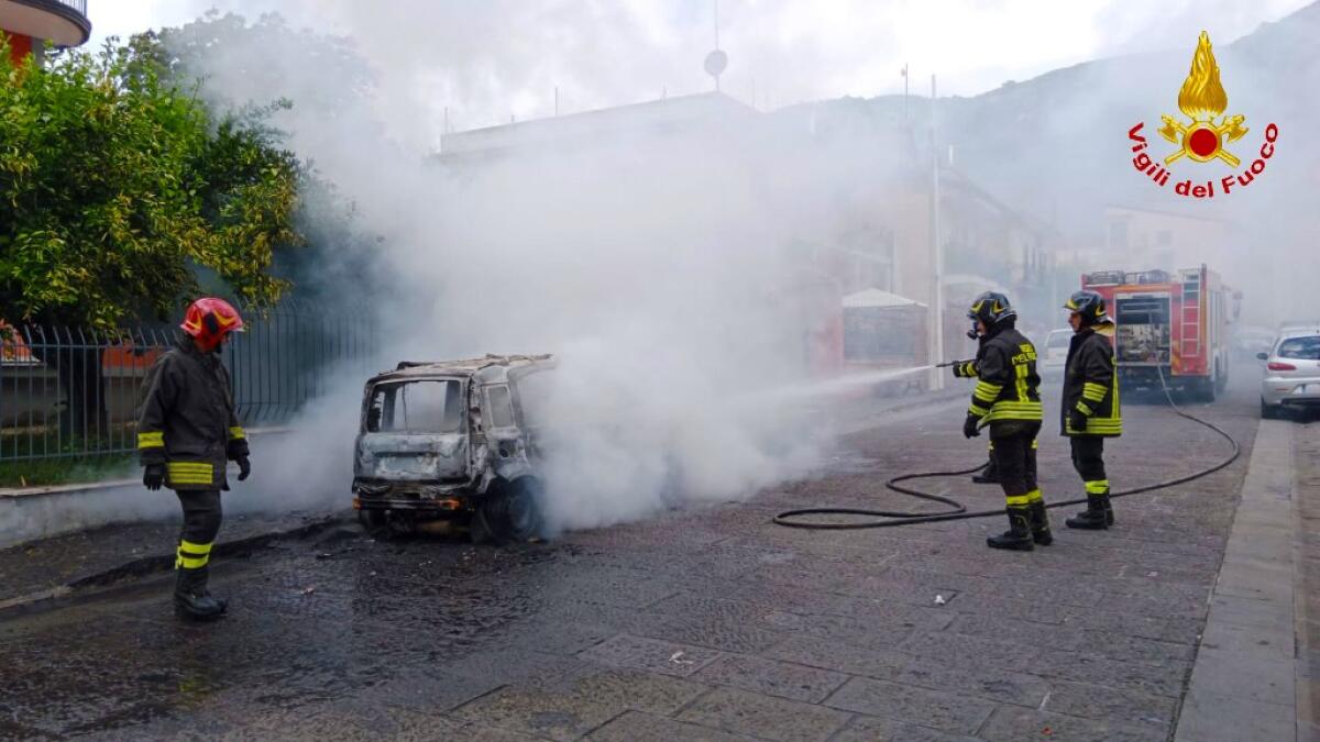 Incendio di una Fiat Panda indagano i carabinieri - 