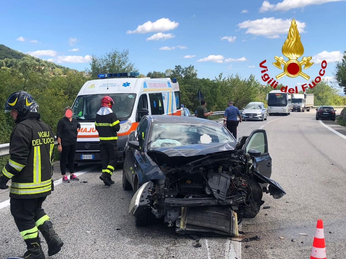 Scontro tra auto sull'Ofantina, due feriti - 