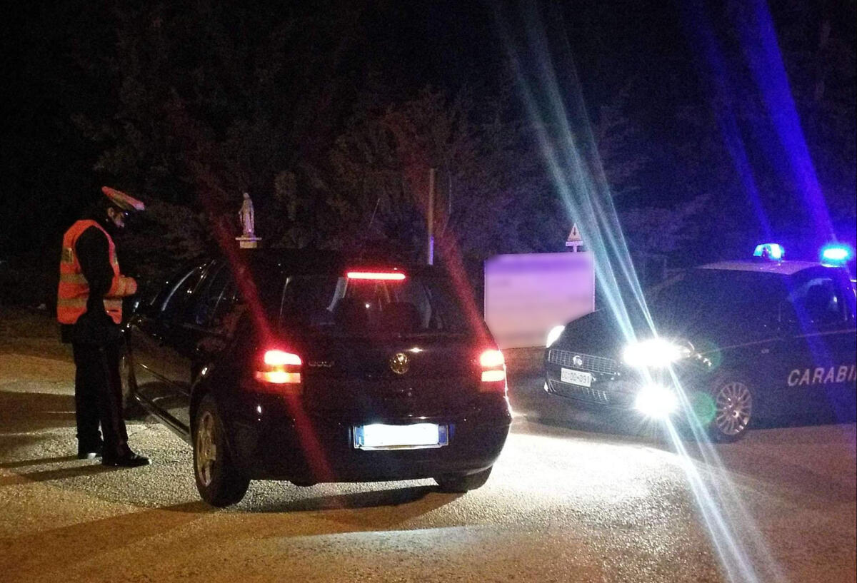 Con un paio di forbici ferisce l’ex marito in varie parti del corpo, tra cui il collo e il volto. - 