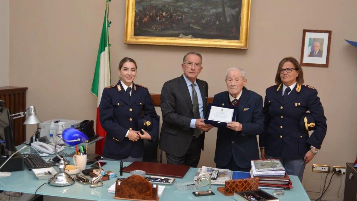 Poliziotto in pensione festeggia 104 anni e incontra il Questore - 
