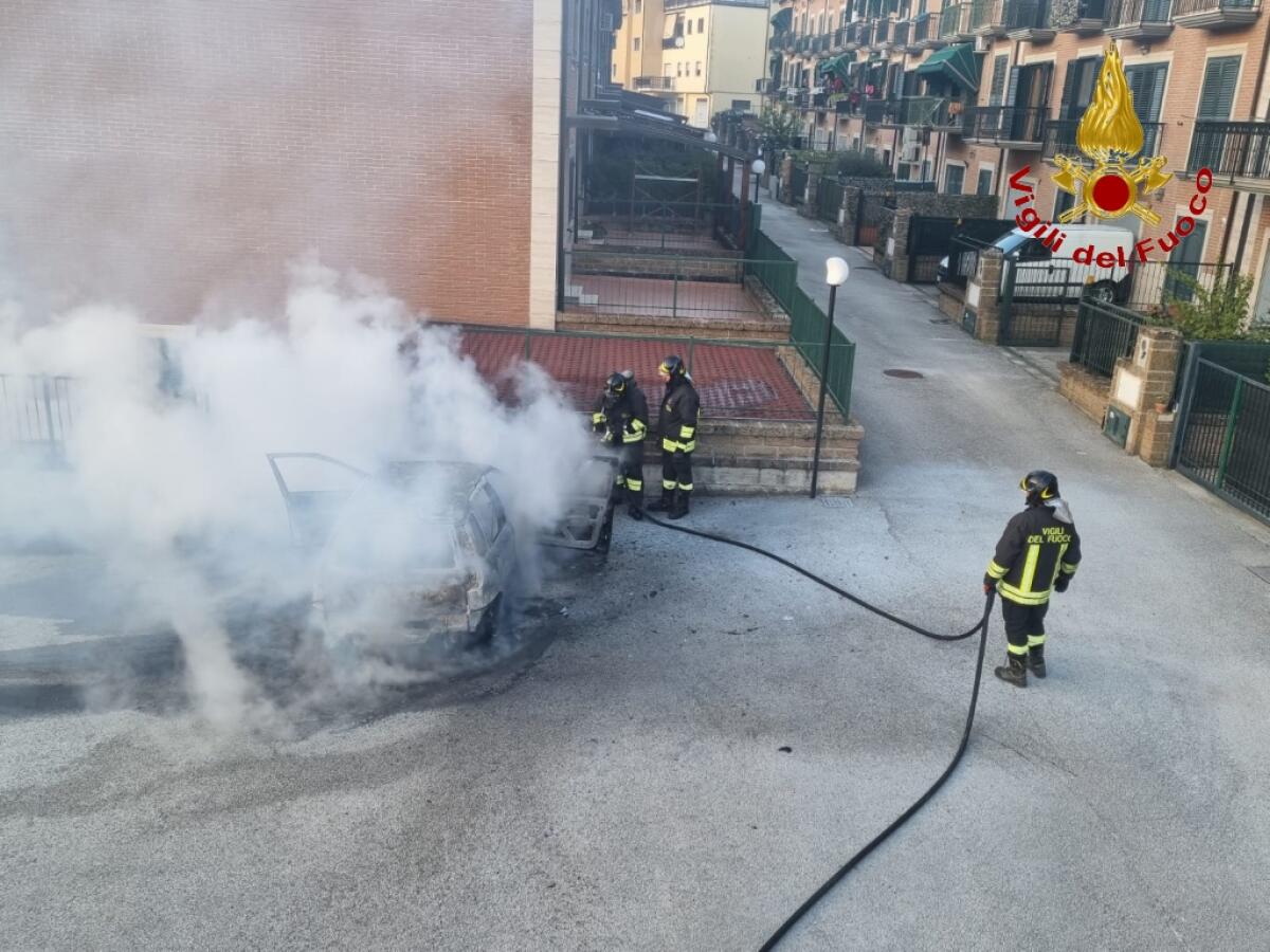 Auto in sosta in fiamme ad Ariano Irpino - 