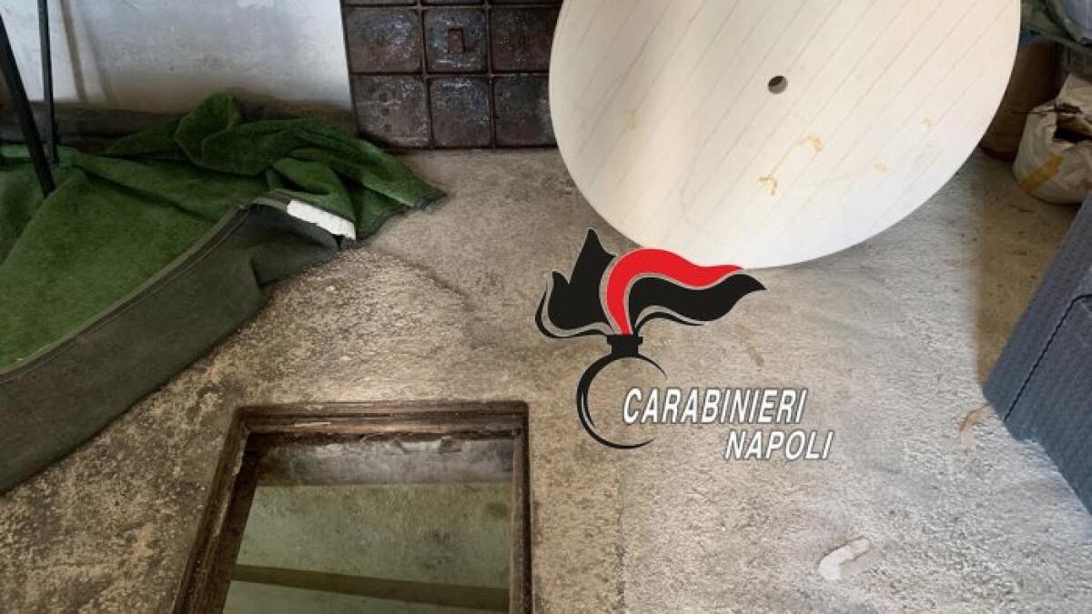 Sigarette nascoste in un bunker, in manette due donne - 