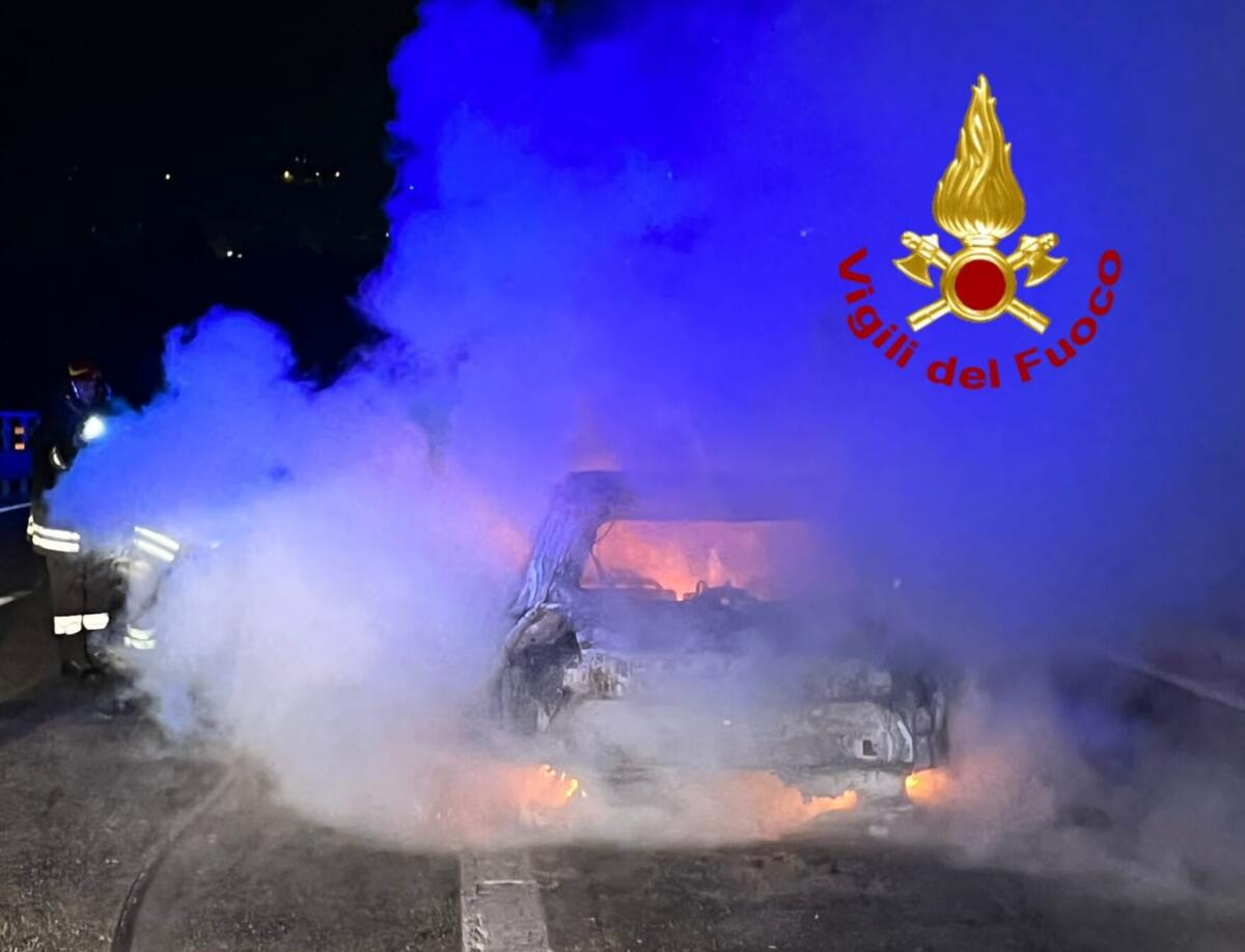 In fiamme auto in transito sulla A16 - 