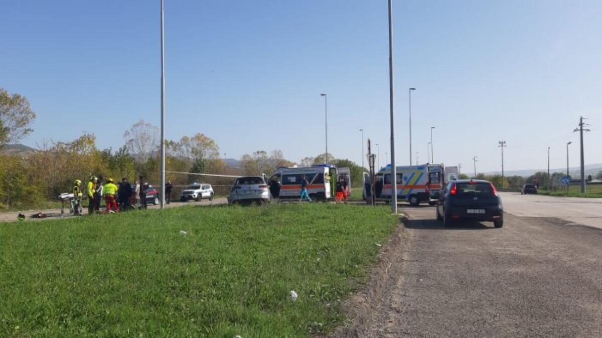 Incidente tra un'auto e uno scooterone, coppia in prognosi riservata - 