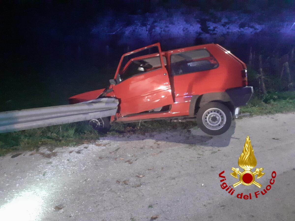 Auto sbanda e finisce contro guard rail, ferito un 67enne - 
