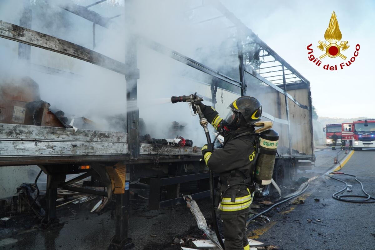 In fiamme autocarro che trasportava sanitari - 