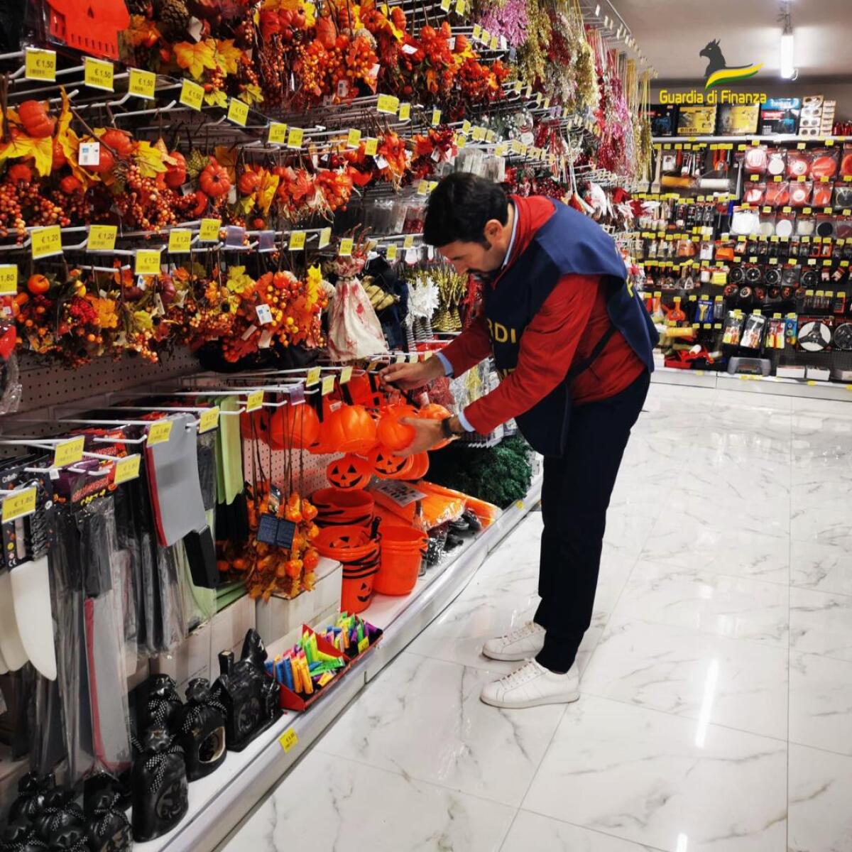 Halloween sicuro, sequestrati 15 mila articoli. - 