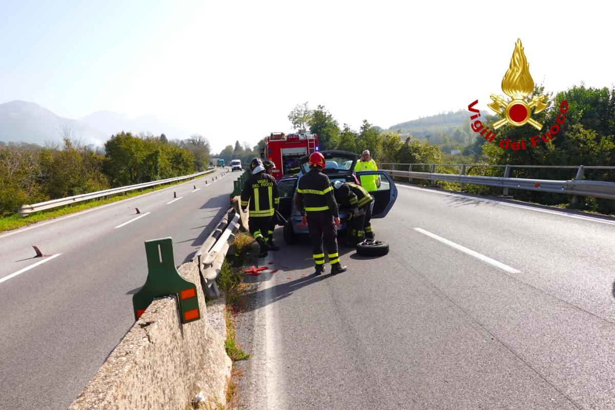 Auto sbanda e finisce contro guard rail, ferito conducente. - 