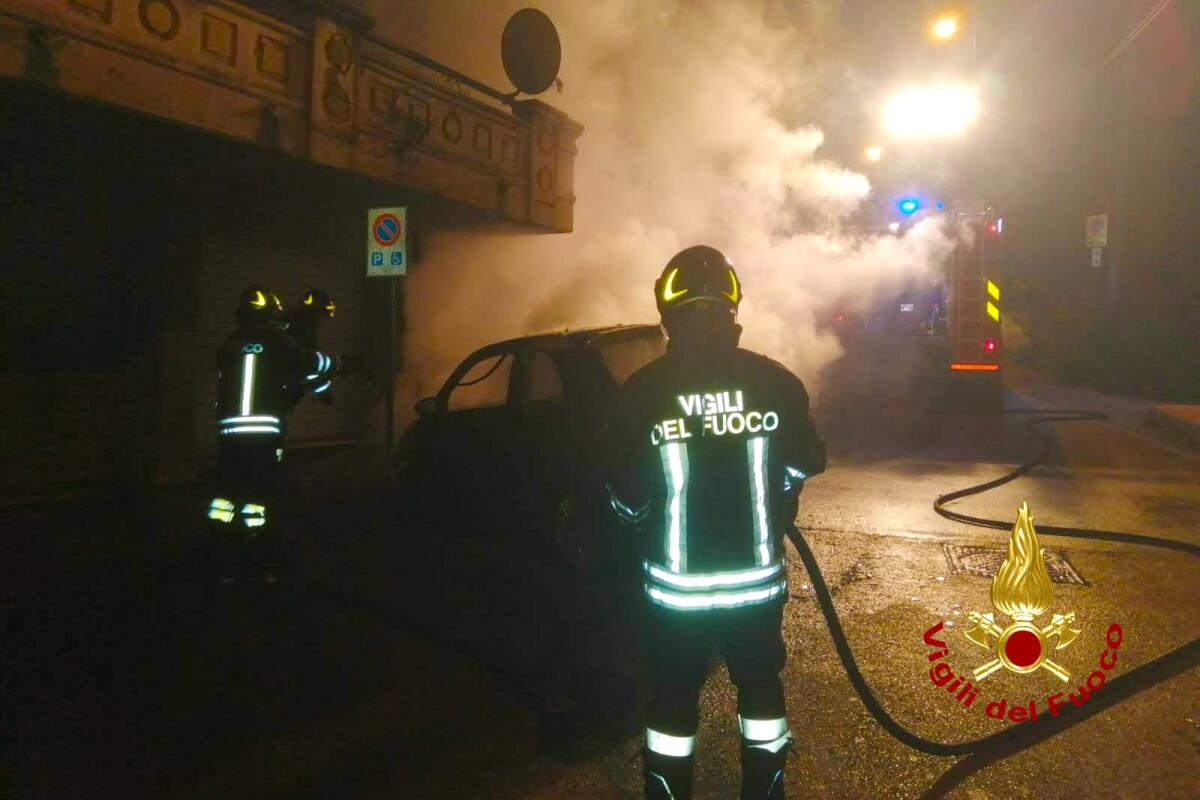 Auto in fiamme nella notte a Solofra - 