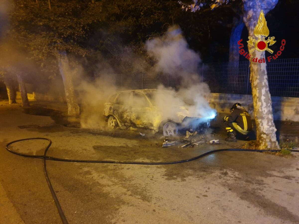 In fiamme autovettura in sosta a Quadrelle - 