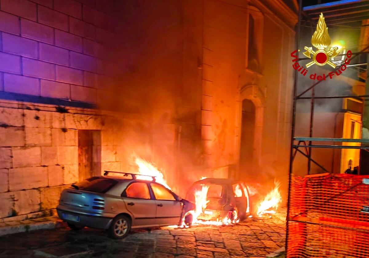 Forino. Incendio di due autovetture - 