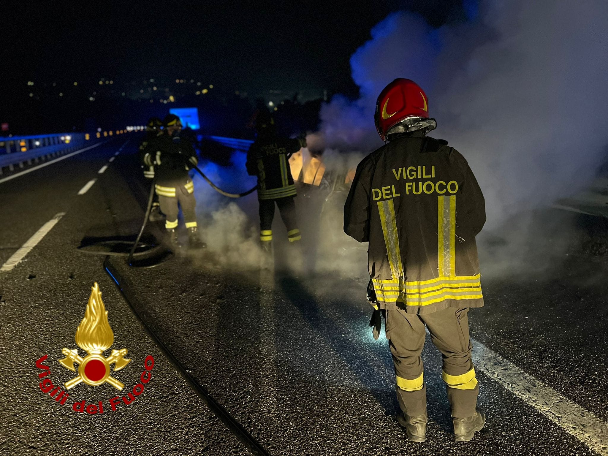 In fiamme auto in transito sulla A16