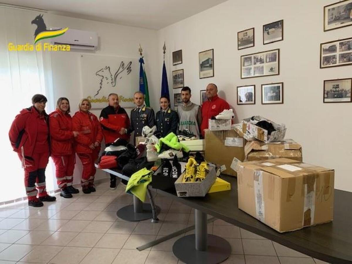 700 capi di abbigliamento sequestrati donati alla Croce Rossa - 