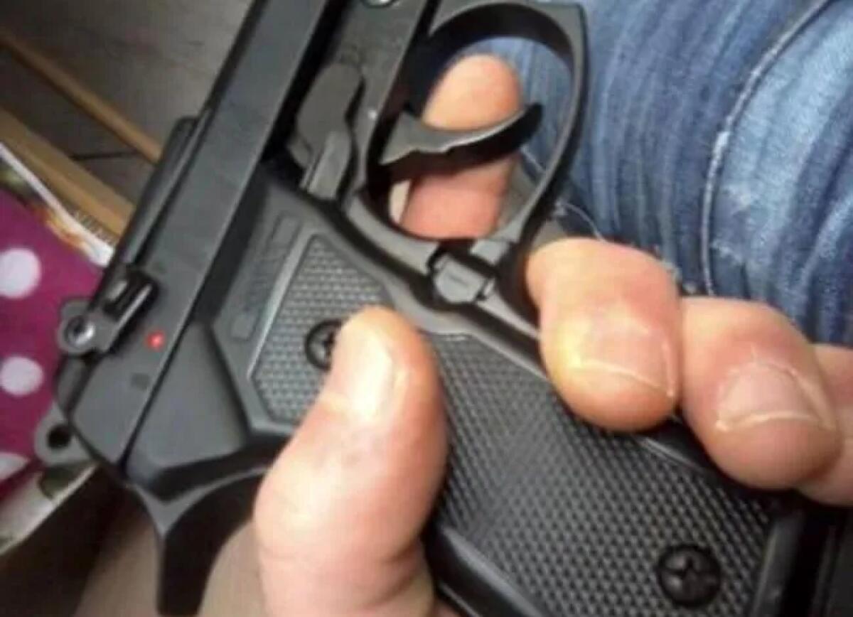 Studente porta una pistola in classe e la punta alla schiena di una compagna - 