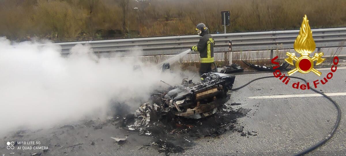 Auto finisce contro il guard rail e prende fuoco, paura per gli occupanti - 