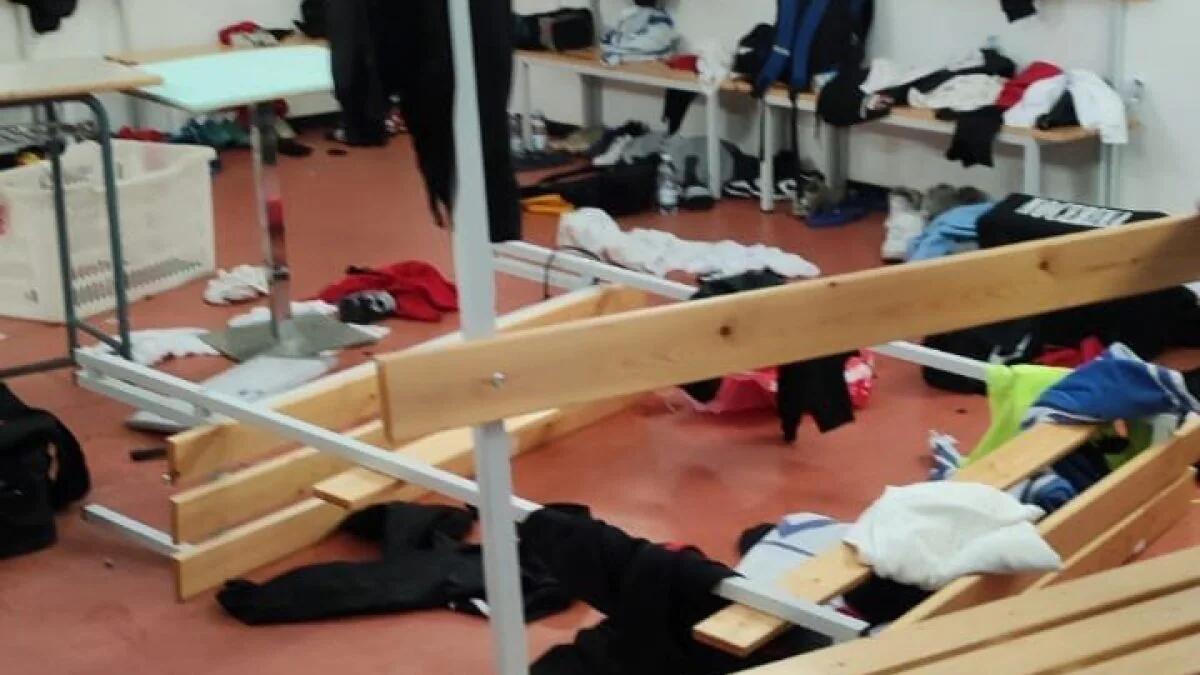Viene sostituito e sfascia lo spogliatoio, calciatore della Nocerina rischia il Daspo - 