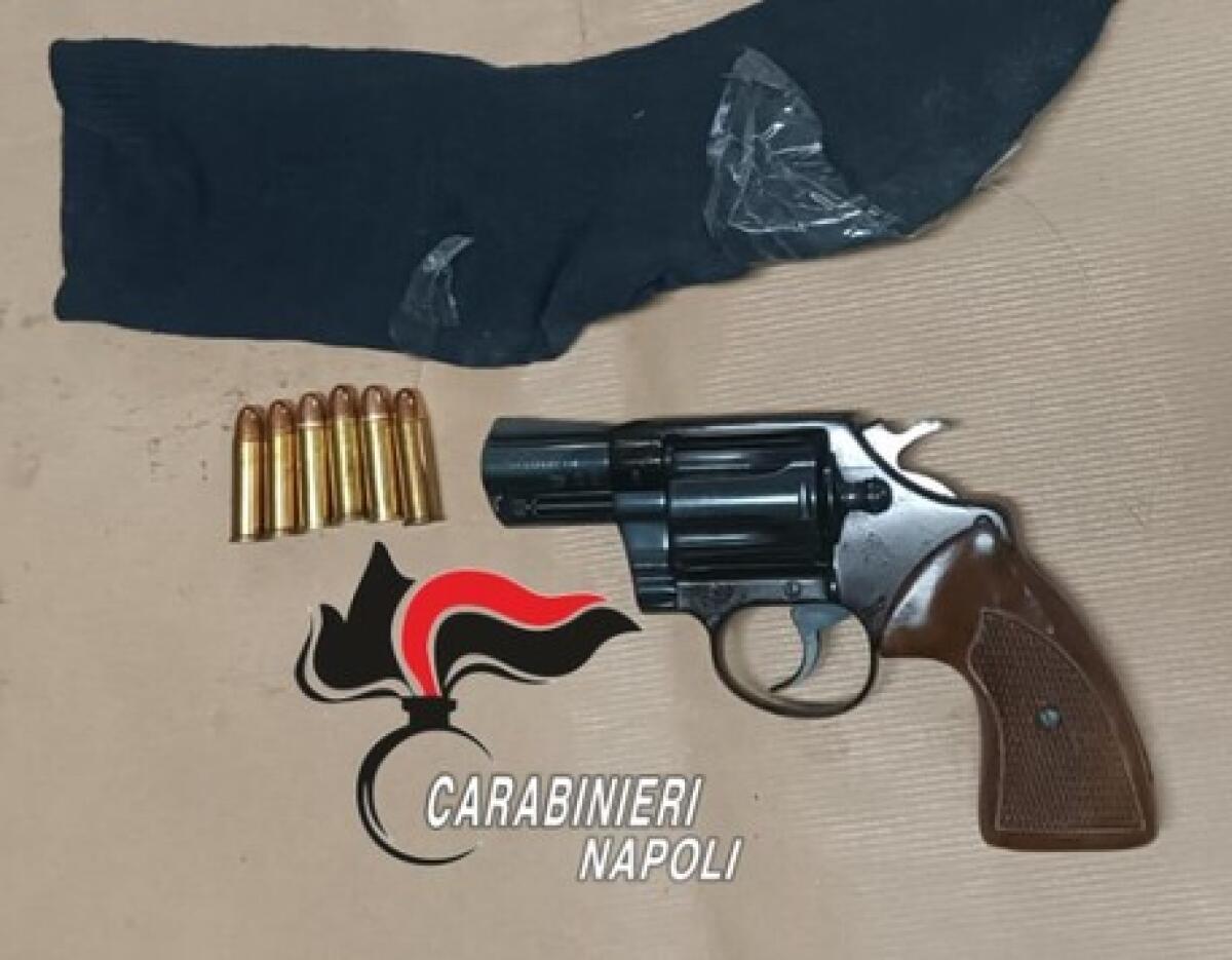 Operazione dei carabinieri: trovate armi, droga e bombe carta. - 
