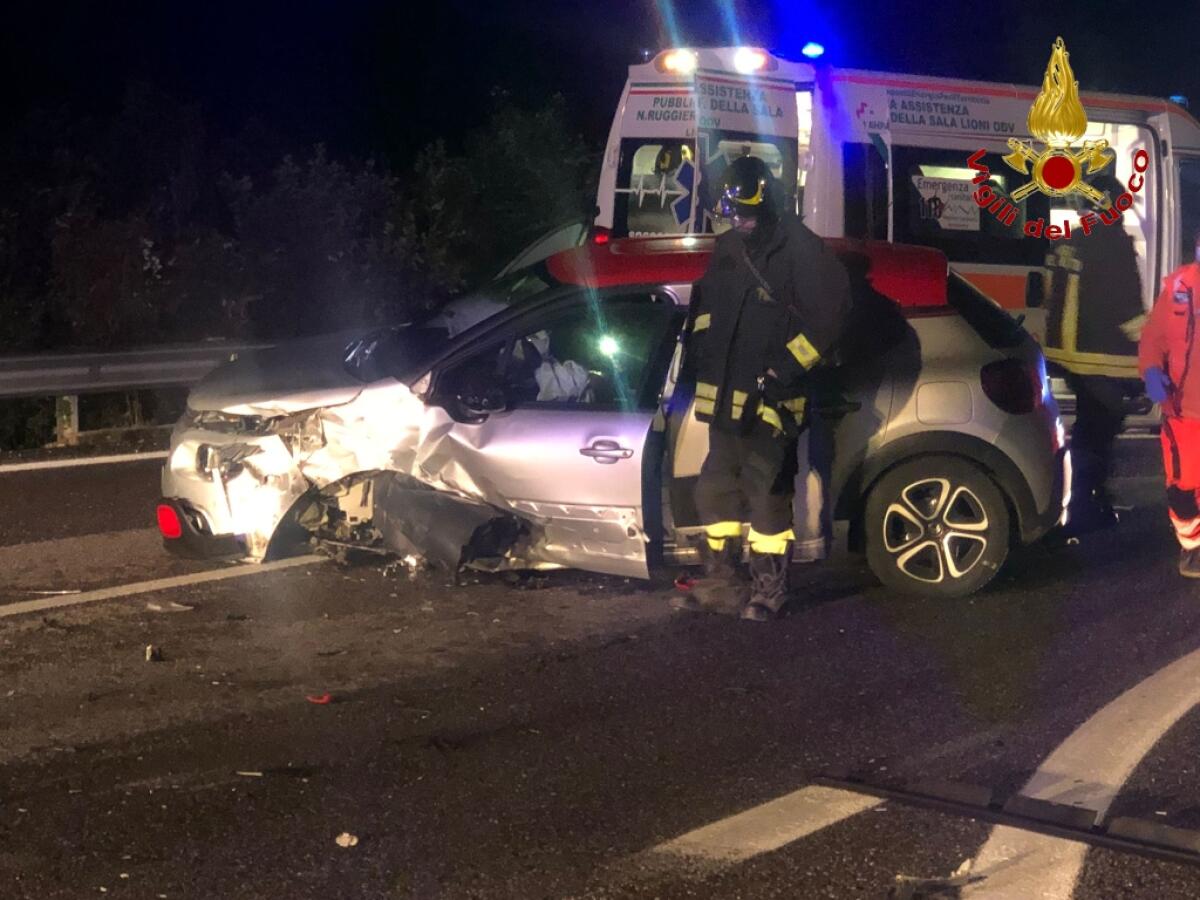 Scontro tra auto sull'Ofantina, ferita una donna - 