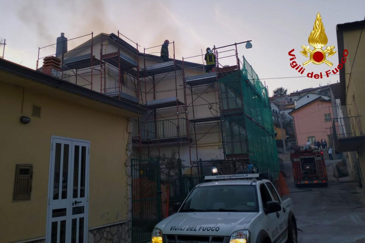 A fuoco tetto in legno di abitazione in ristrutturazione - 