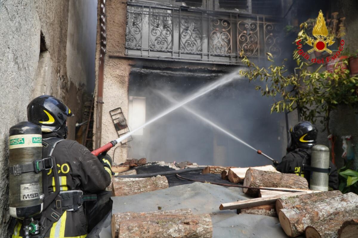 Incendio in abitazione nel centro storico di Forino - 