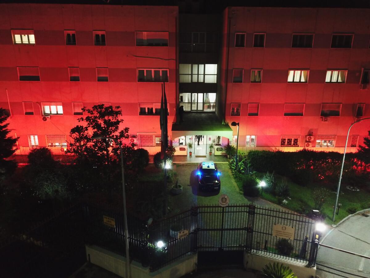 Comando Provinciale dei Carabinieri di Benevento illuminato di arancione - 