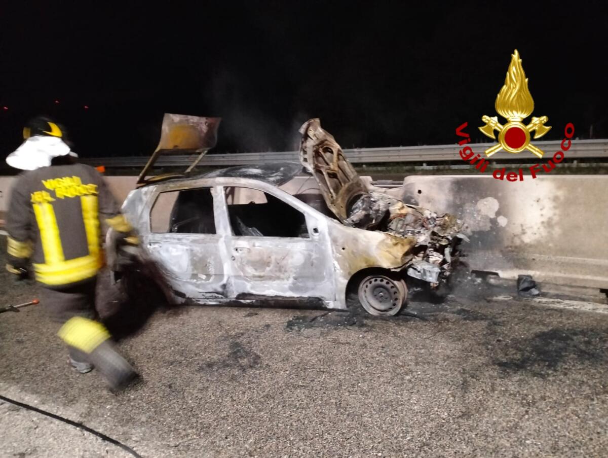 Auto sbanda, urta guard rail e prende fuoco, ferite due persone. - 
