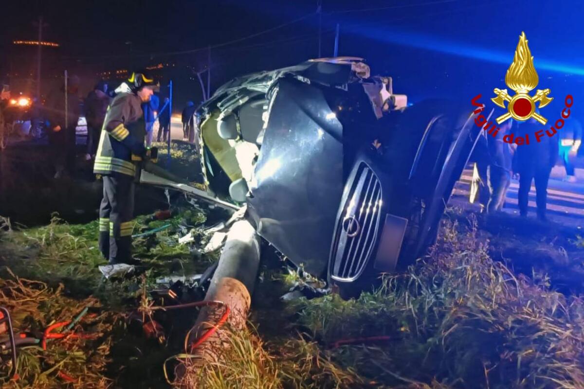 Auto sbanda, si ribalta e finisce contro un palo di cemento, due feriti - 