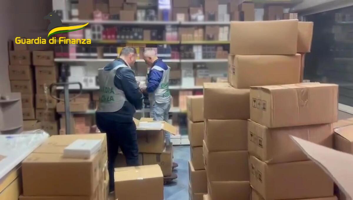Sequestrati migliaia di profumi con loghi contraffatti. - 