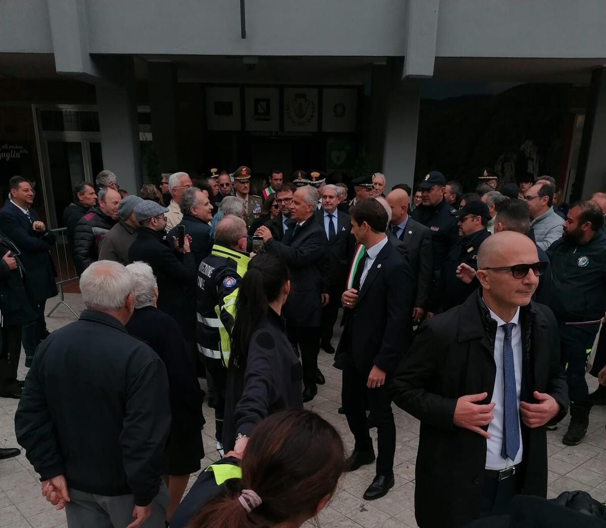Pietrastornina abbraccia il Ministro Piantedosi - 