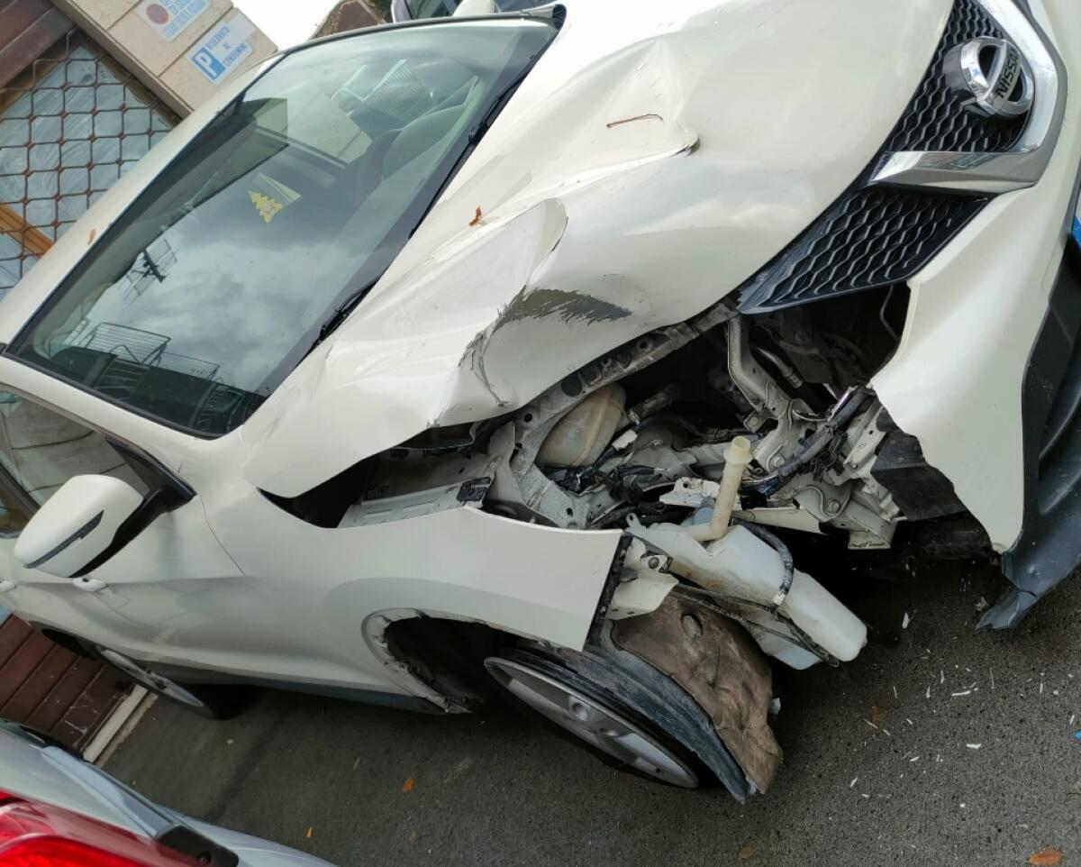 Finisce con auto contro palo illuminazione pubblica e si allontana, denunciato - 