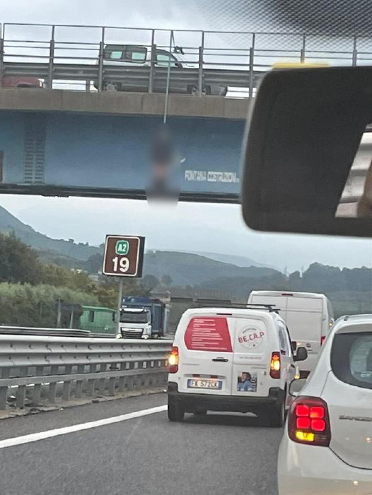 Accoltella la moglie e poi si impicca al cavalcavia dell'A2 - 