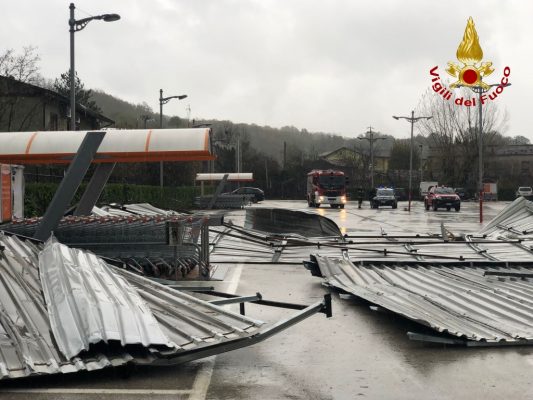 Lioni. Il tetto del centro commerciale portato via dal vento.