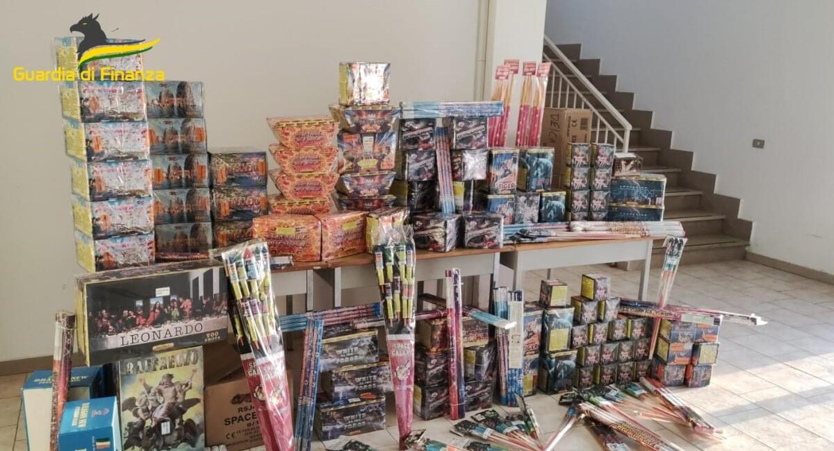 Sequestrati in un negozio 5 mila pezzi di fuochi d'artificio - 