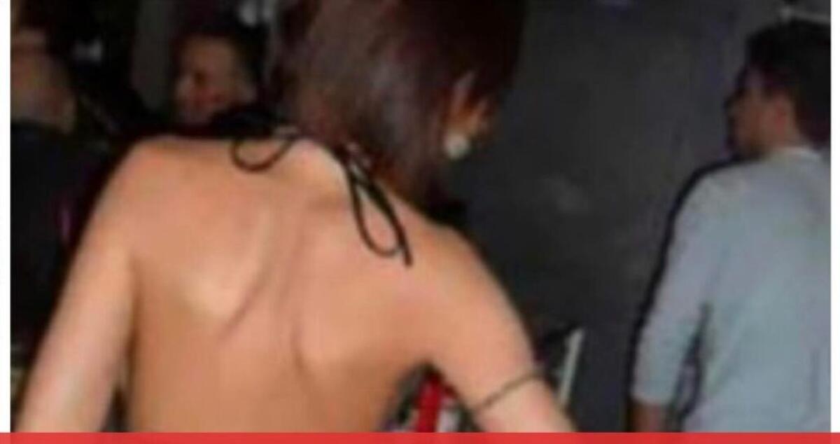 Ragazza entra in un bar si denuda e i clienti la palpano invece di aiutarla. - 