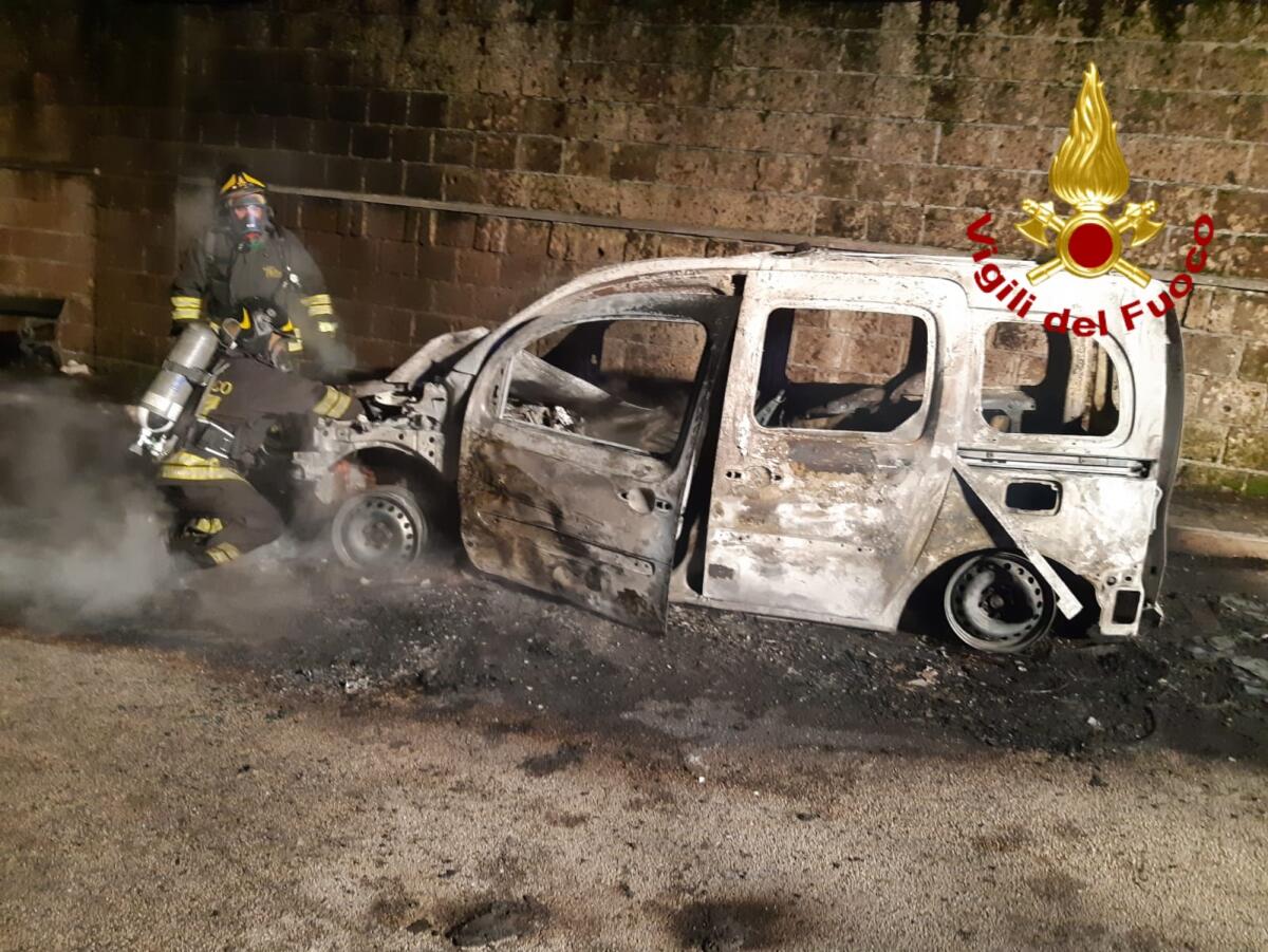 Furgone distrutto dalle fiamme a Solofra. - 