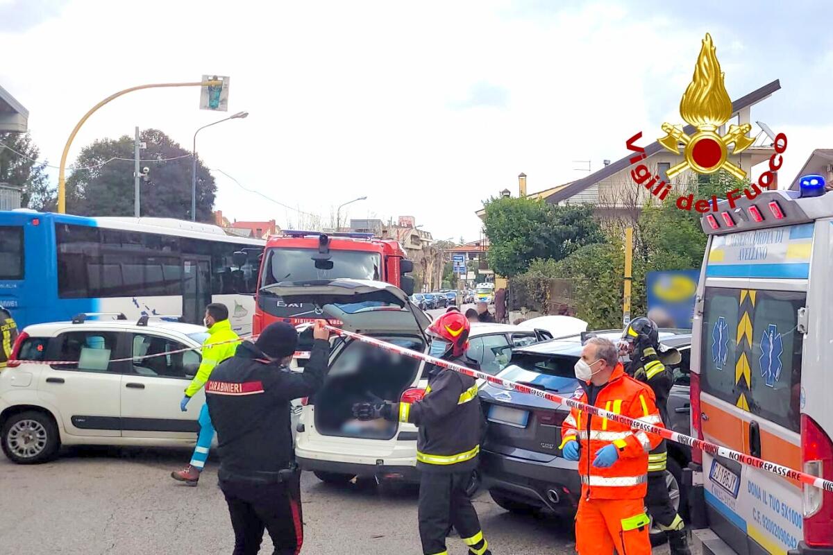 Scontro ad un incrocio, coinvolte tre auto. Sei feriti - 