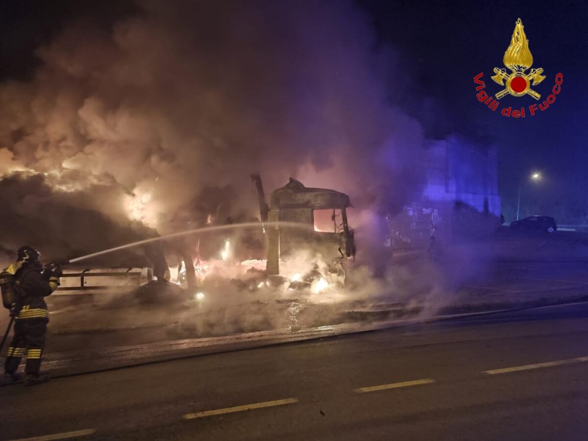 In fiamme autocarro che trasportava derrate alimentari - 