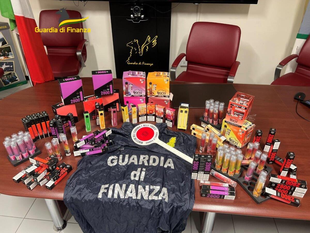 Sequestrate numerose confezioni di sigarette elettroniche usa e getta - 