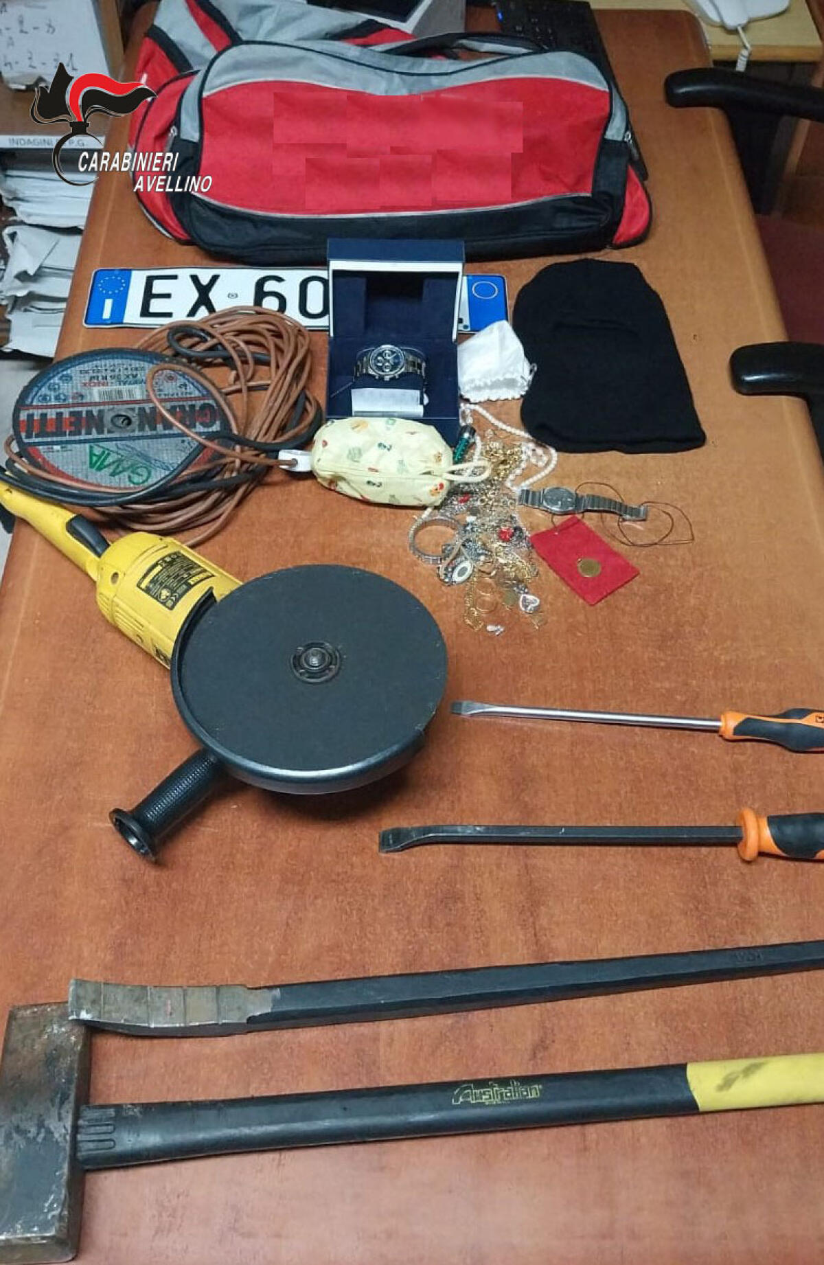 San Martino VC. Erano pronti a mettere a segno furti, inseguiti dai Carabinieri abbandonano auto - 