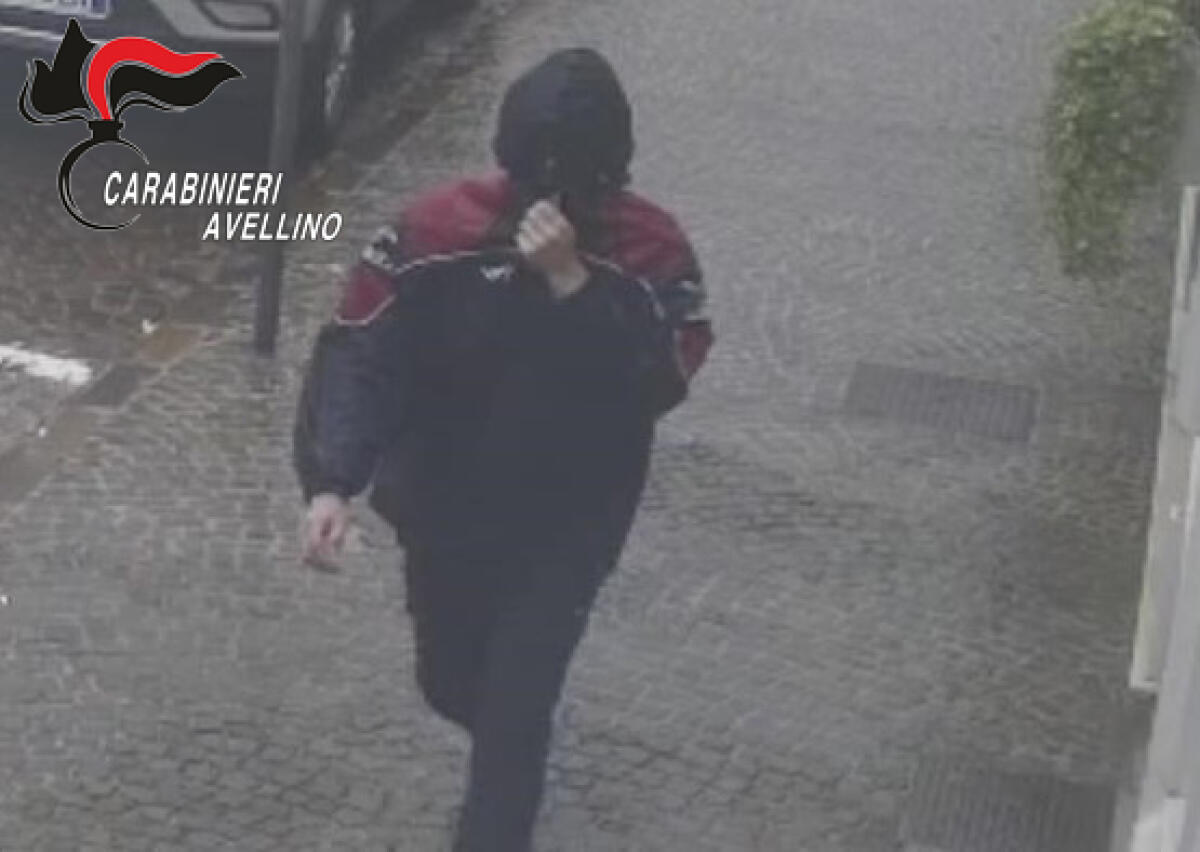 Danneggia auto dirigente Comune di Solofra, identificato e denunciato - 