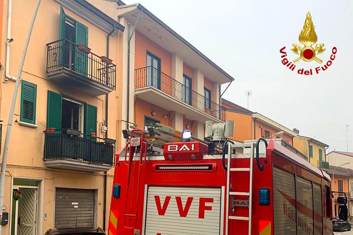 Fiamme in abitazione, Vigili del fuoco mettono in salvo tre persone - 
