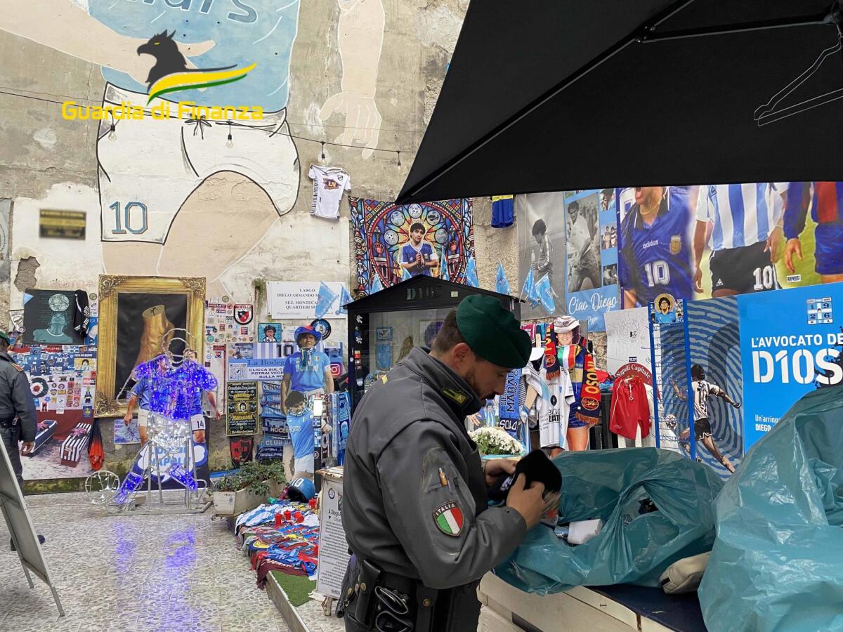 Murales Maradona, sequestrati oltre 600 articoli contraffatti - 