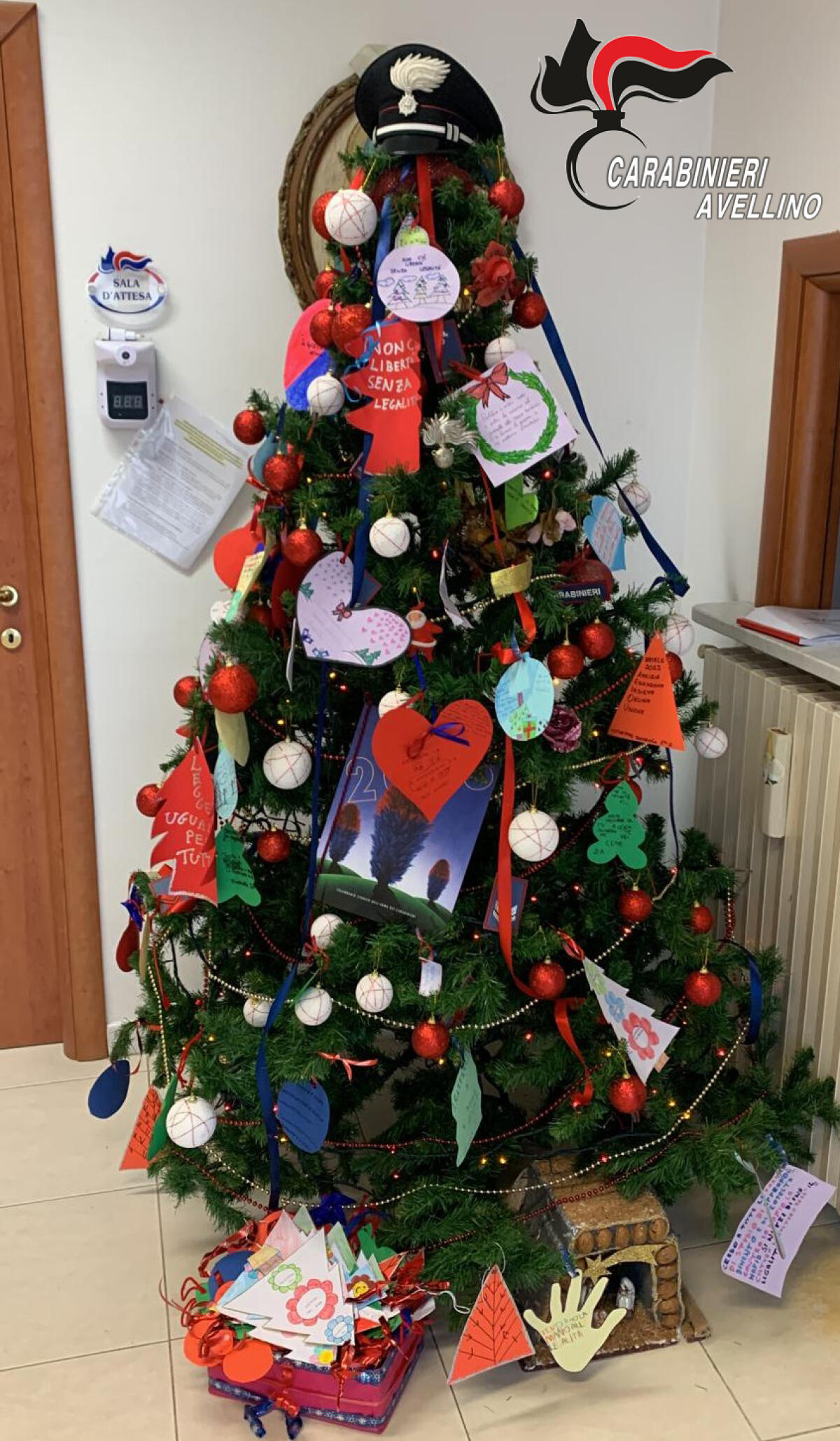 Montecalvo I. Alunni addobbano albero allestito nella Stazione dei Carabinieri - 